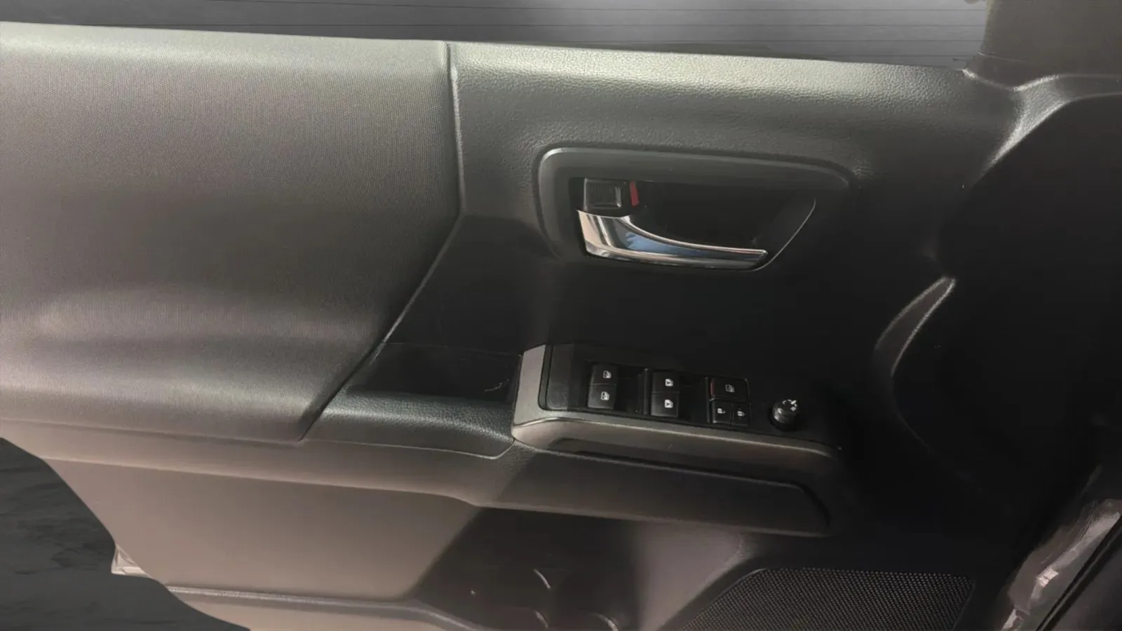 Toyota Tacoma photo 17
