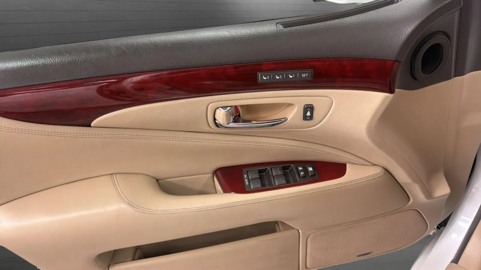 Lexus LS photo 18