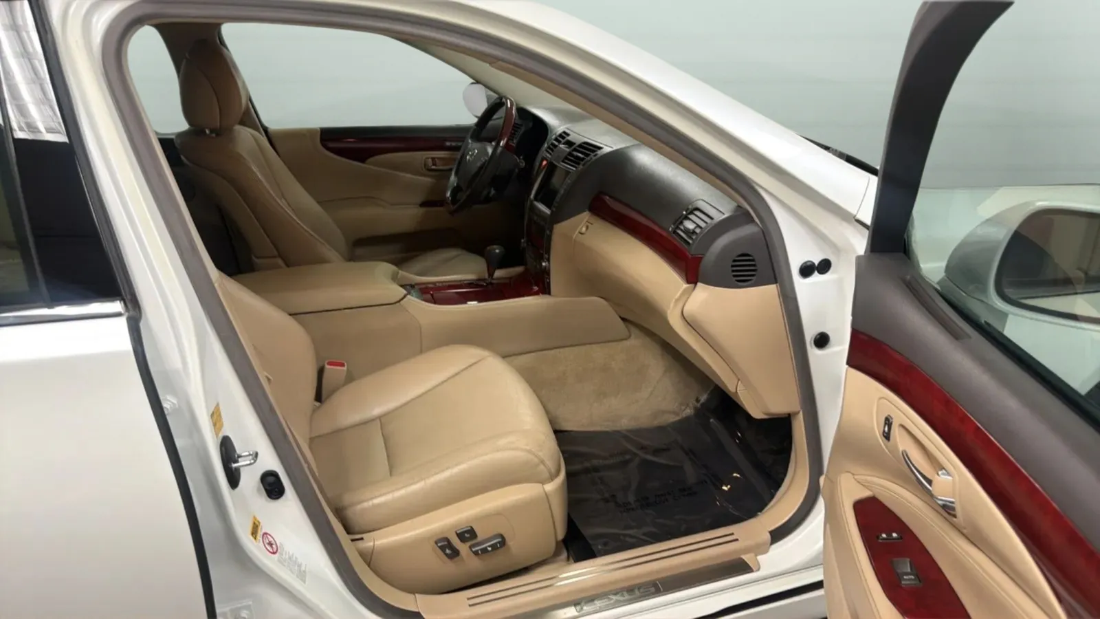 Lexus LS photo 22