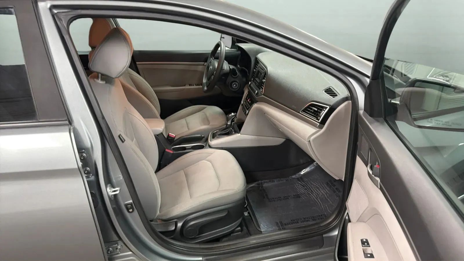 Hyundai Elantra photo 18
