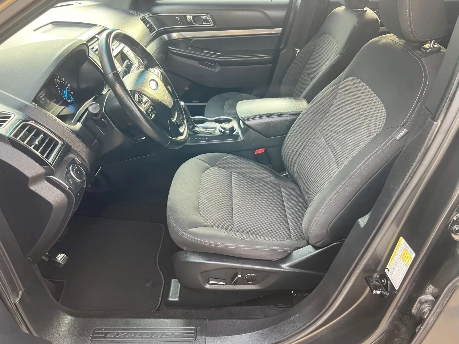 Ford Explorer photo 8