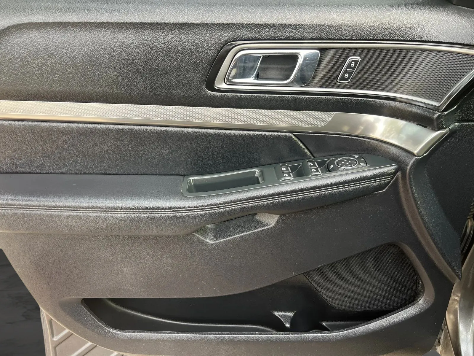 Ford Explorer photo 14