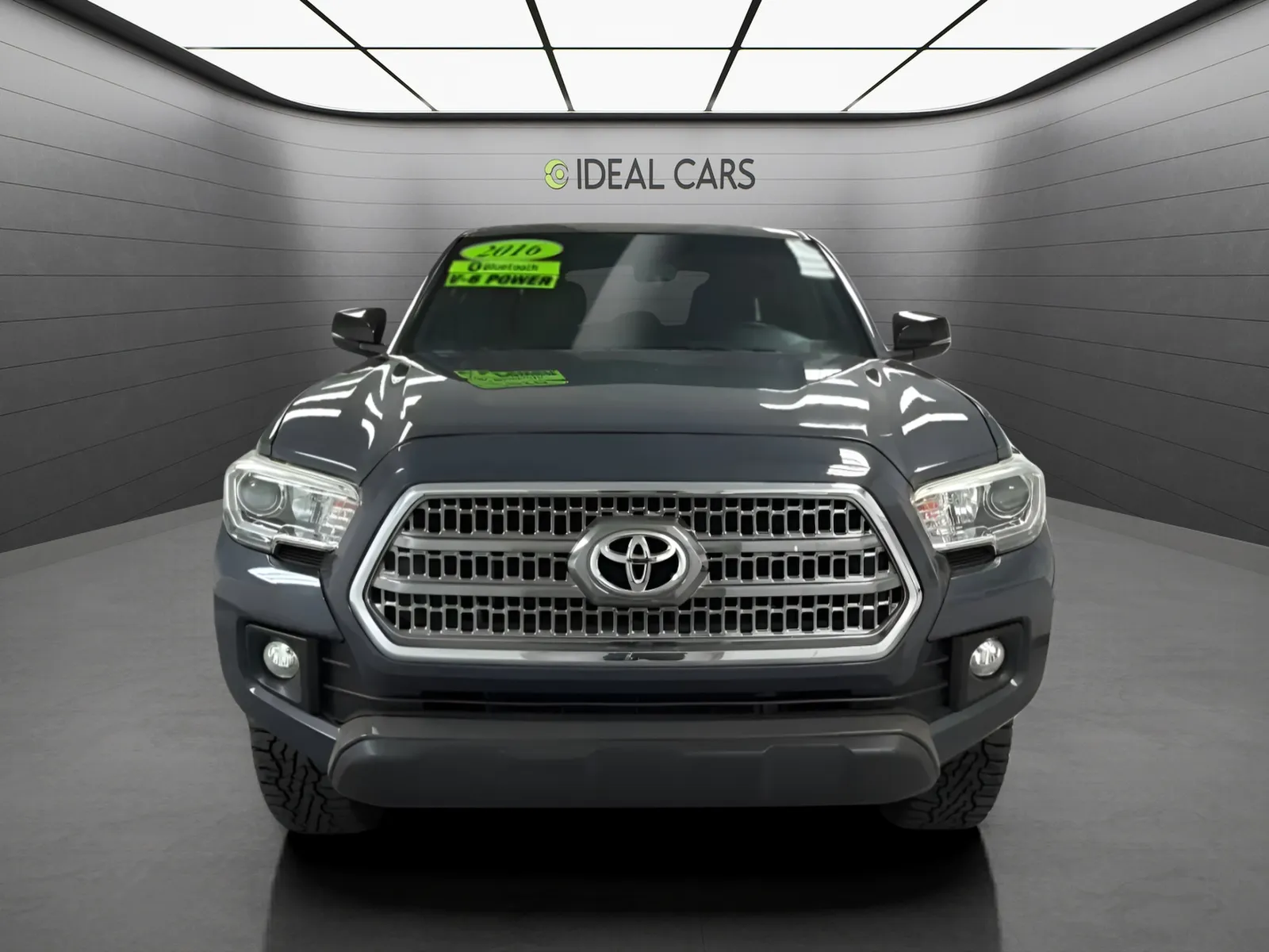 Toyota Tacoma photo 2