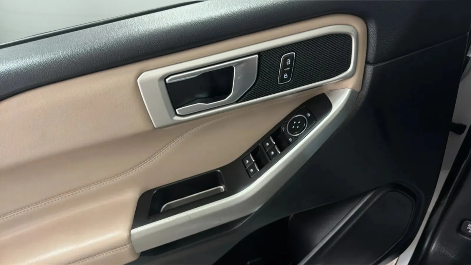 Ford Explorer photo 17