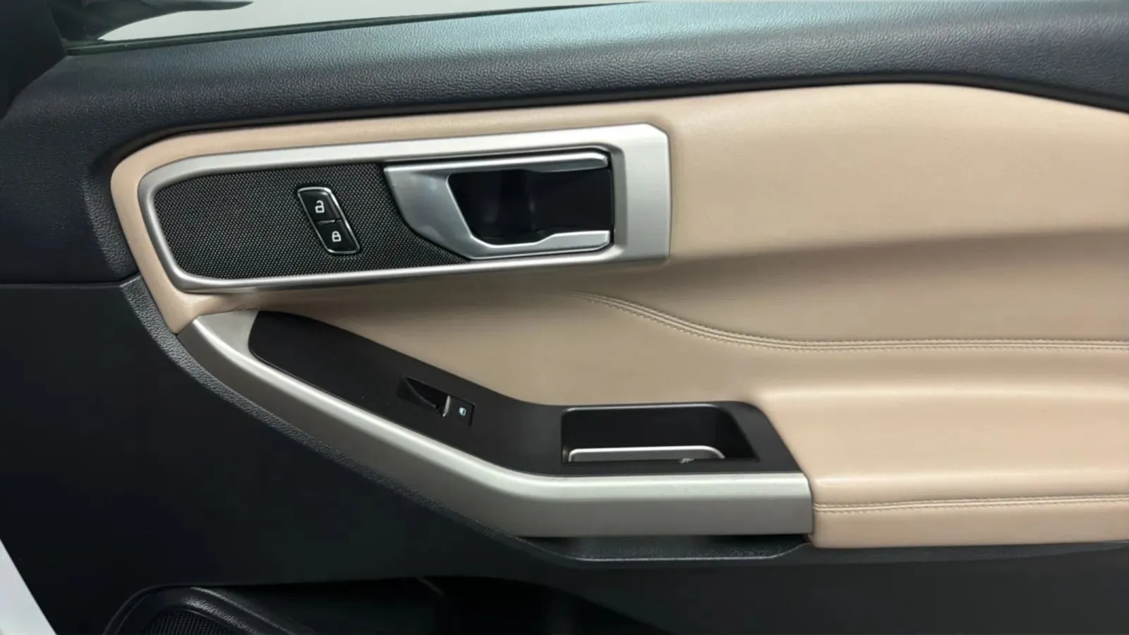 Ford Explorer photo 18