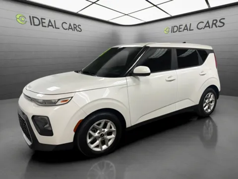 White 2022 Kia Soul LX for sale in Mesa, AZ
