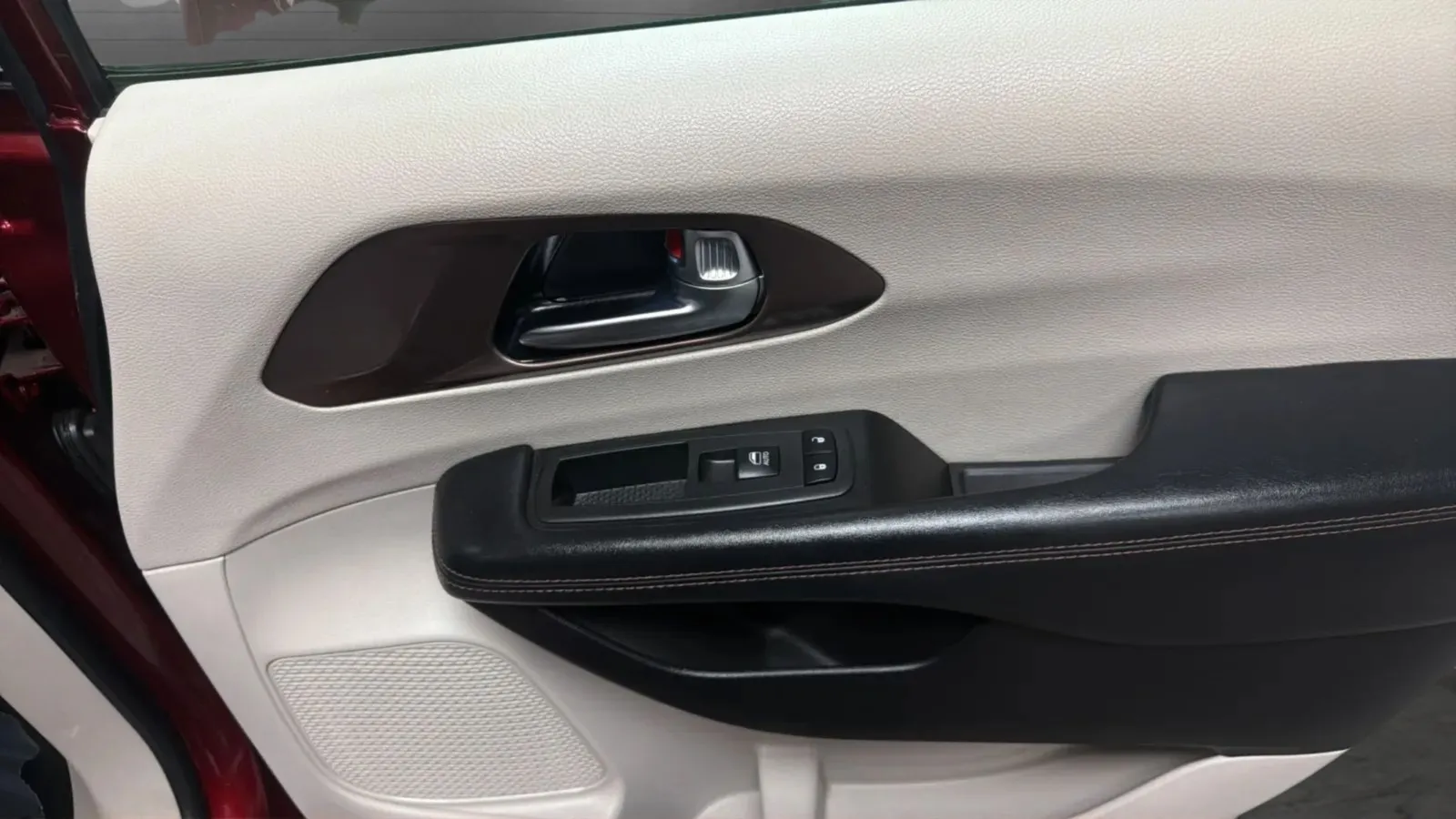 Chrysler Pacifica photo 17