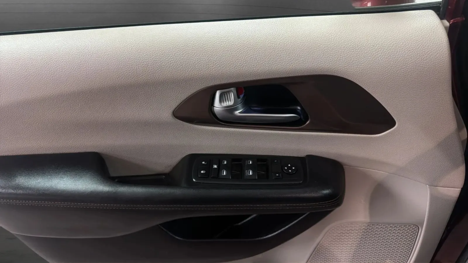 Chrysler Pacifica photo 16