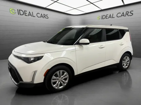 White 2023 Kia Soul LX for sale in Mesa, AZ
