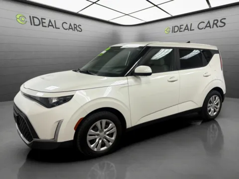 White 2023 Kia Soul LX for sale in Mesa, AZ