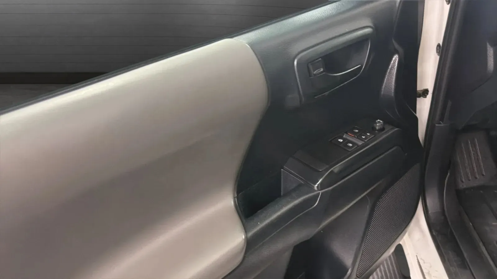 Toyota Tacoma photo 16