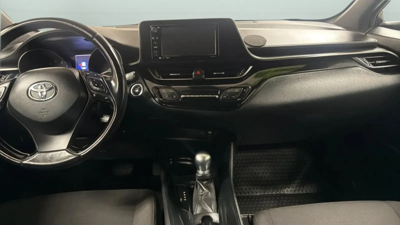 Toyota C-HR photo 16