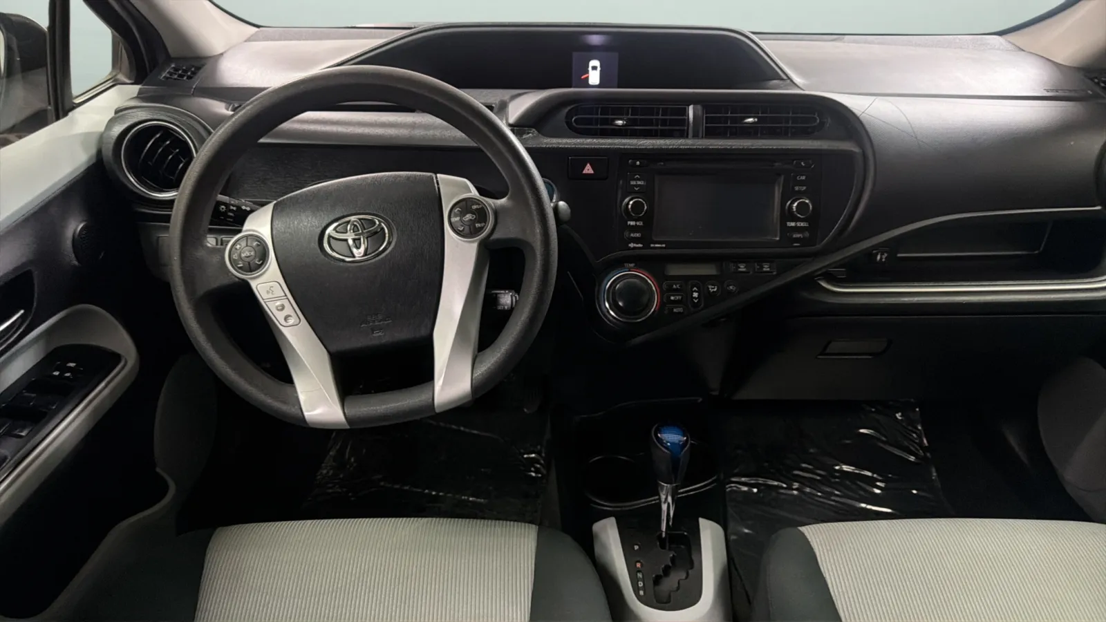 Toyota Prius C photo 11