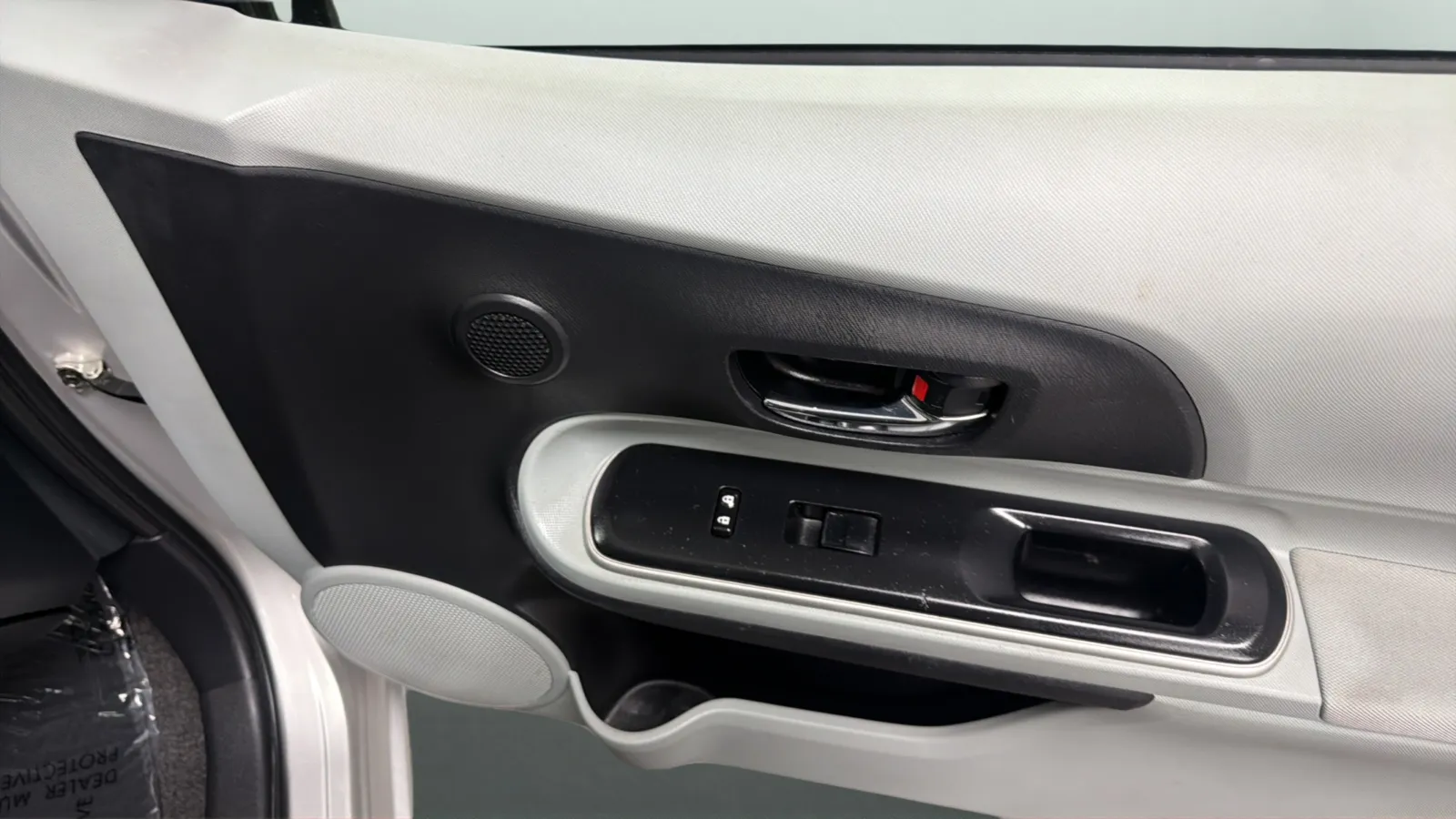 Toyota Prius C photo 18