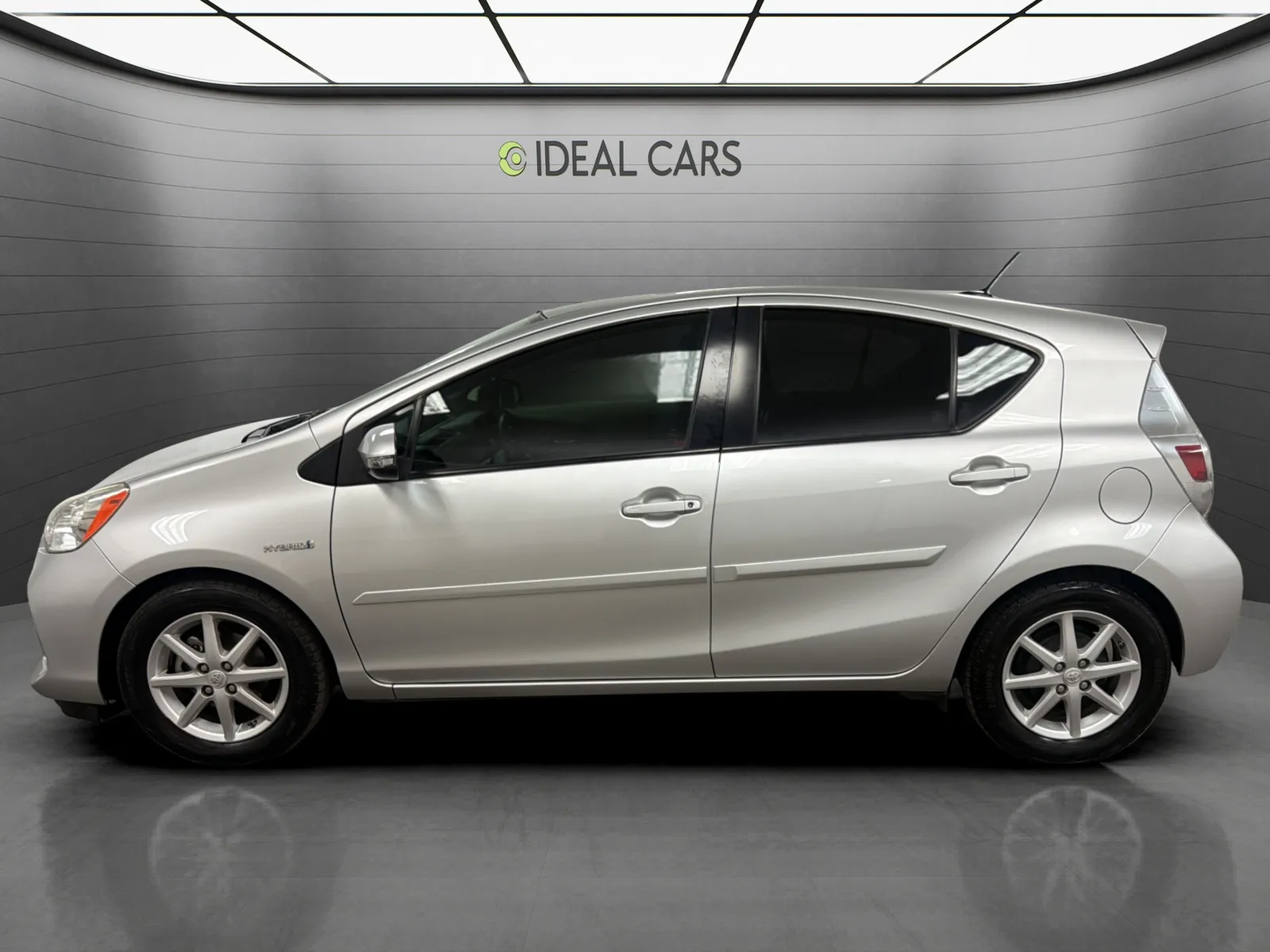 Toyota Prius C photo 8