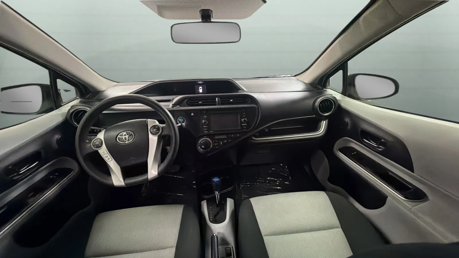 Toyota Prius C photo 10