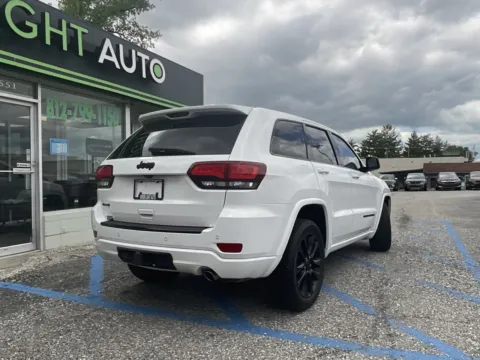 More photos of 2017 Jeep Grand Cherokee Altitude at Green Light Auto - Jonesville Road, IN