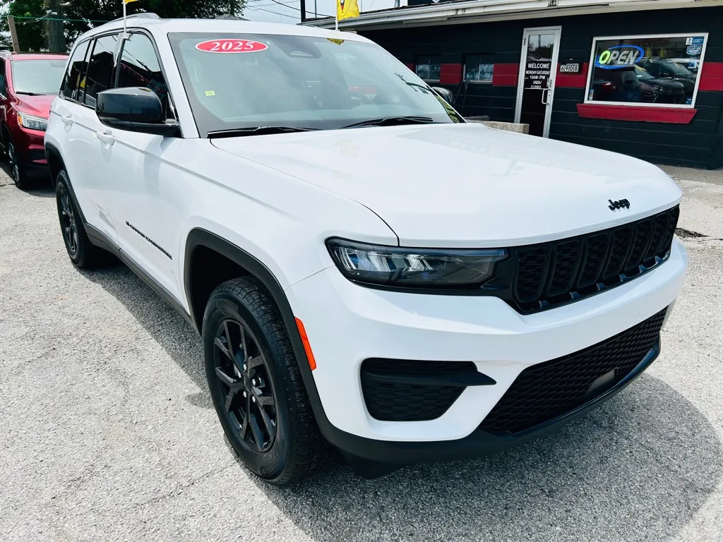 White 2025 JEEP GRAND CHEROKEE LAREDO for sale in Hammond, IN