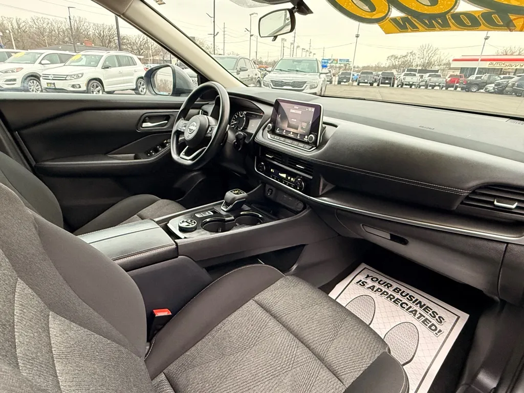 2024 Nissan Rogue SV - Photo 11