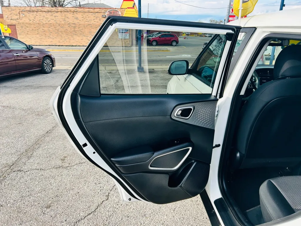 2022 Kia Soul LX - Photo 18
