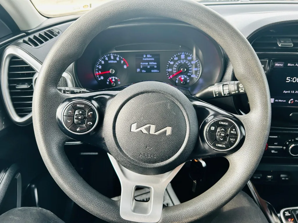2022 Kia Soul LX - Photo 13