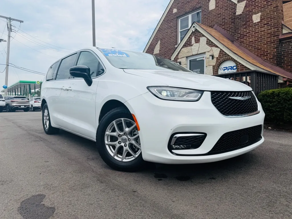 White 2024 CHRYSLER PACIFICA TOURING L for sale in Highland, IN