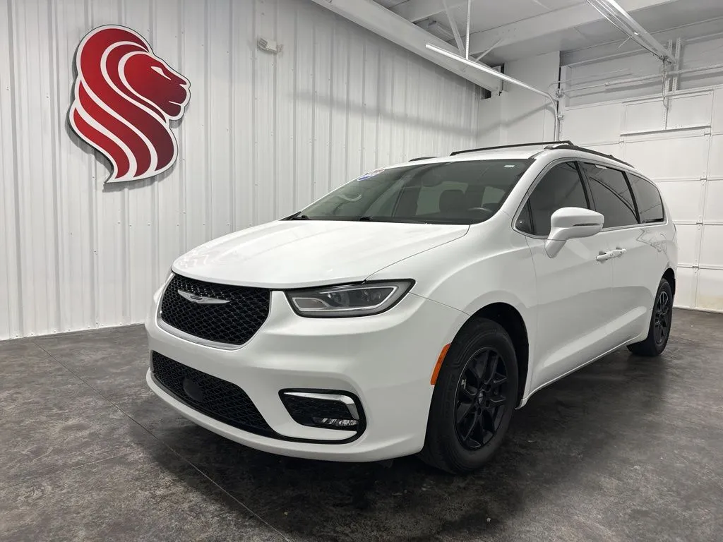 2022 Chrysler Pacifica Touring L's photo