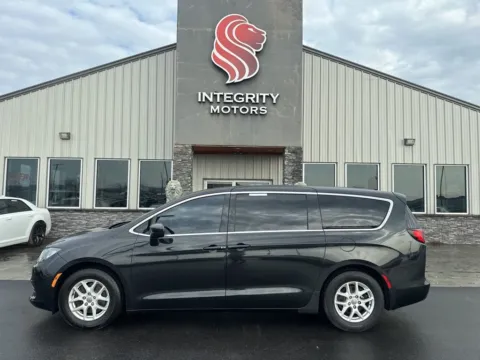 Black 2017 Chrysler Pacifica Touring for sale in Evansville, IN