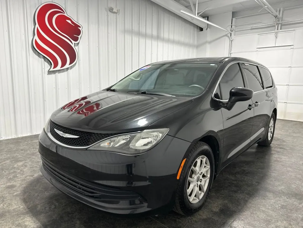 2017 Chrysler Pacifica Touring's photo