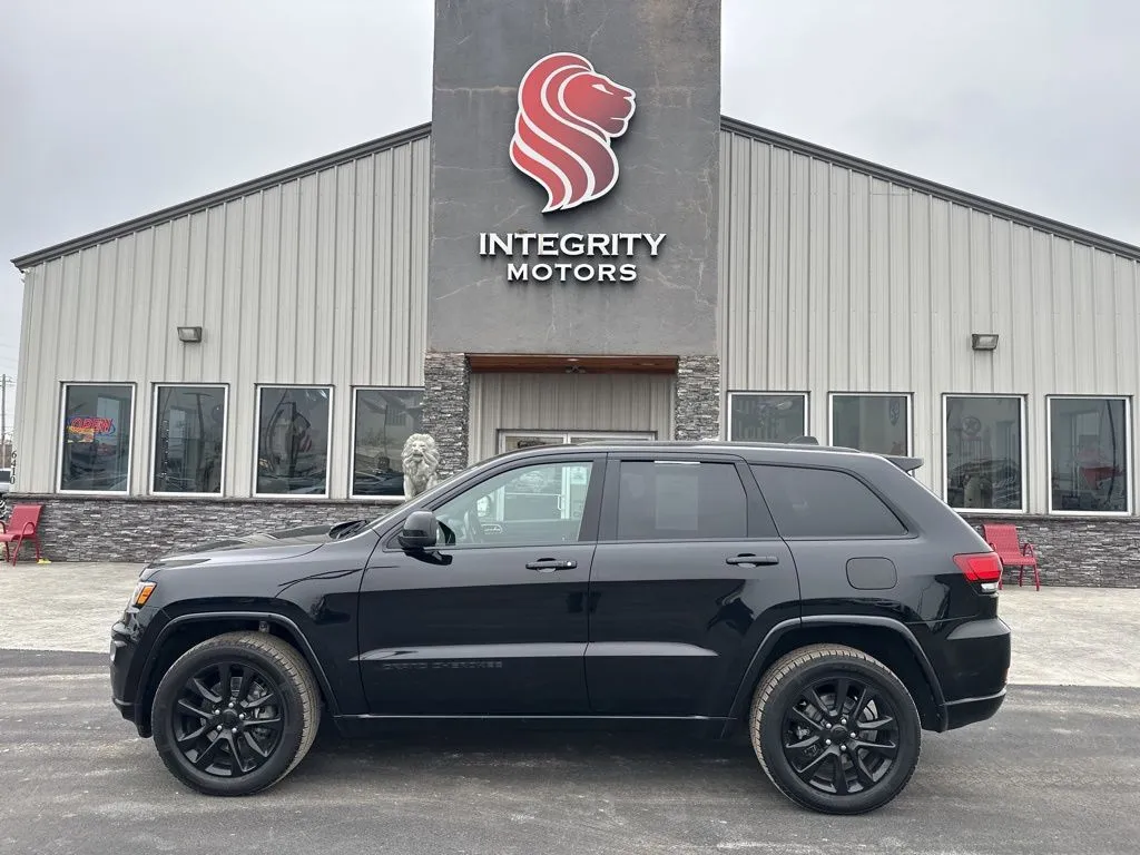 Black 2022 Jeep Grand Cherokee WK Laredo X for sale in Evansville, IN