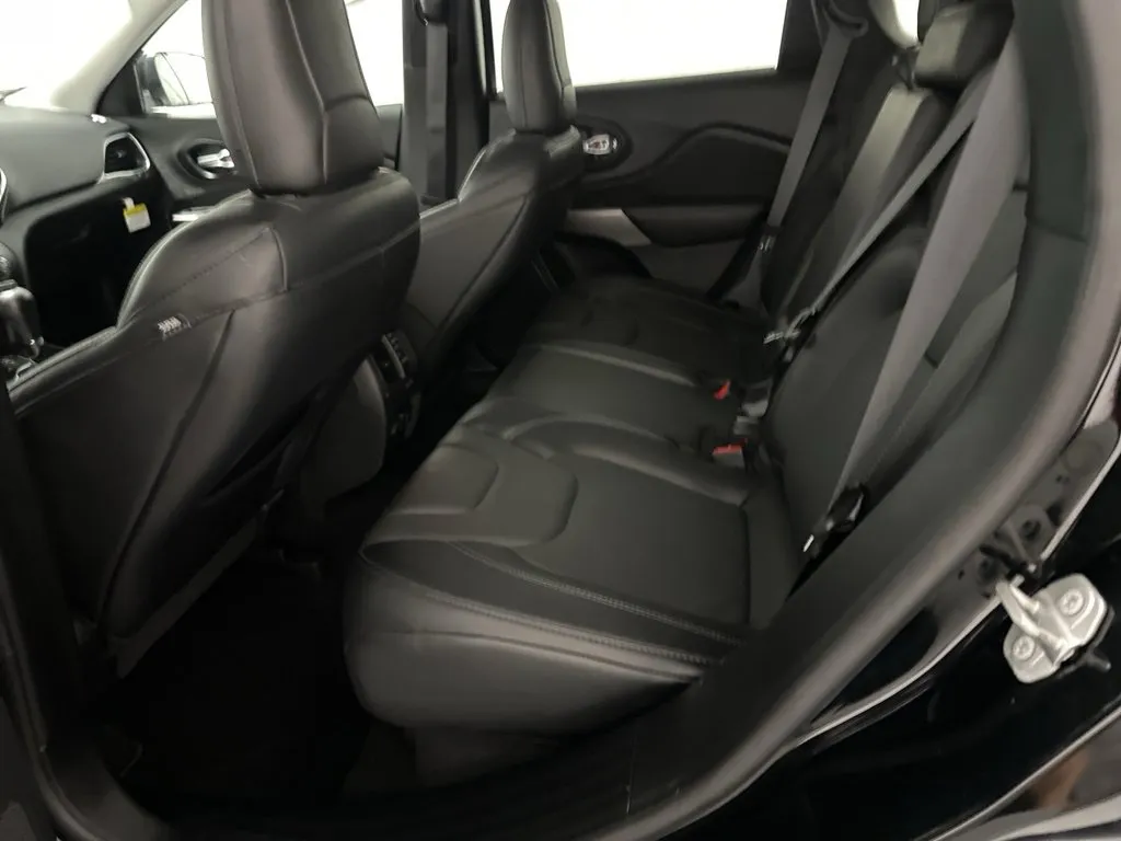 Jeep Cherokee photo 13