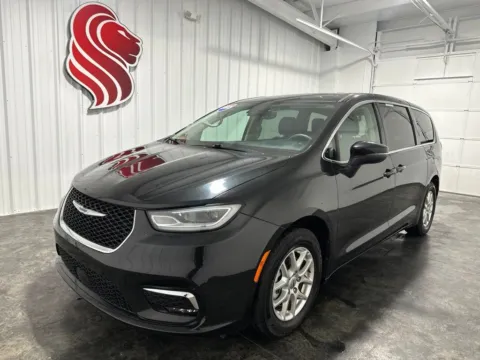 Black 2023 Chrysler Pacifica Touring L for sale in Evansville, IN