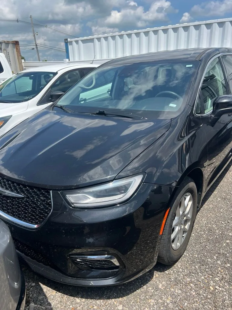 Black 2023 Chrysler Pacifica Touring L for sale in Evansville, IN