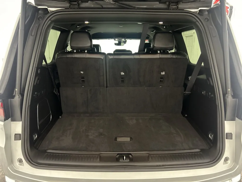 Jeep Wagoneer photo 15