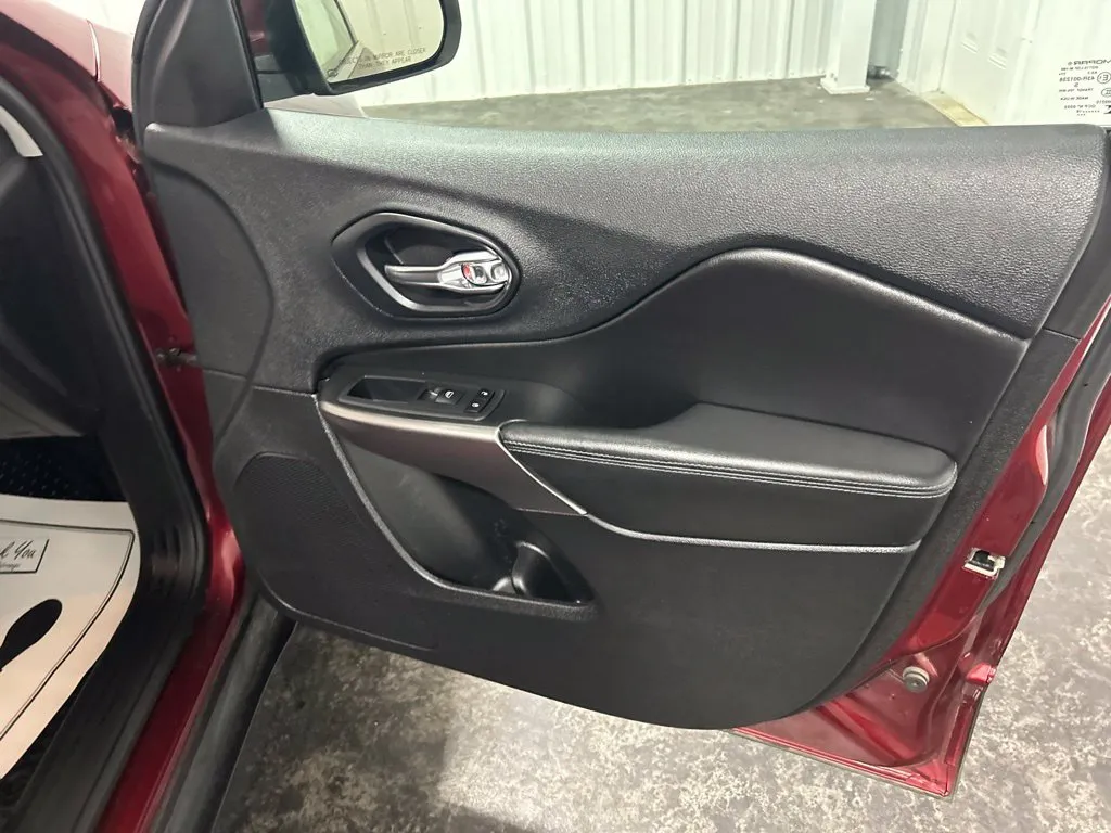 Jeep Cherokee photo 13