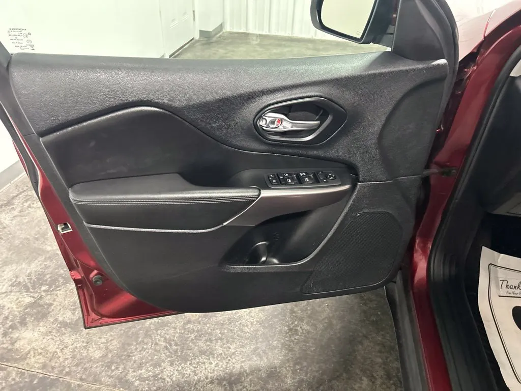 Jeep Cherokee photo 8