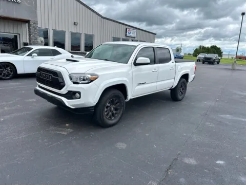 White 2017 Toyota Tacoma SR5 for sale in Evansville, IN