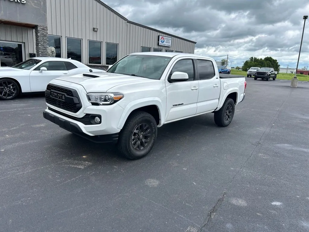 White 2017 Toyota Tacoma SR5 for sale in Evansville, IN