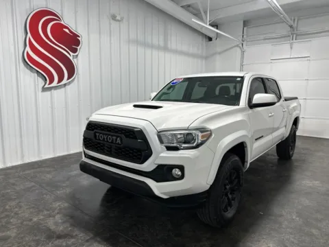 White 2017 Toyota Tacoma SR5 for sale in Evansville, IN