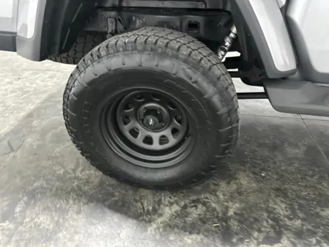 More photos of 2021 Jeep Gladiator Overland at Integrity Motors Group, IN