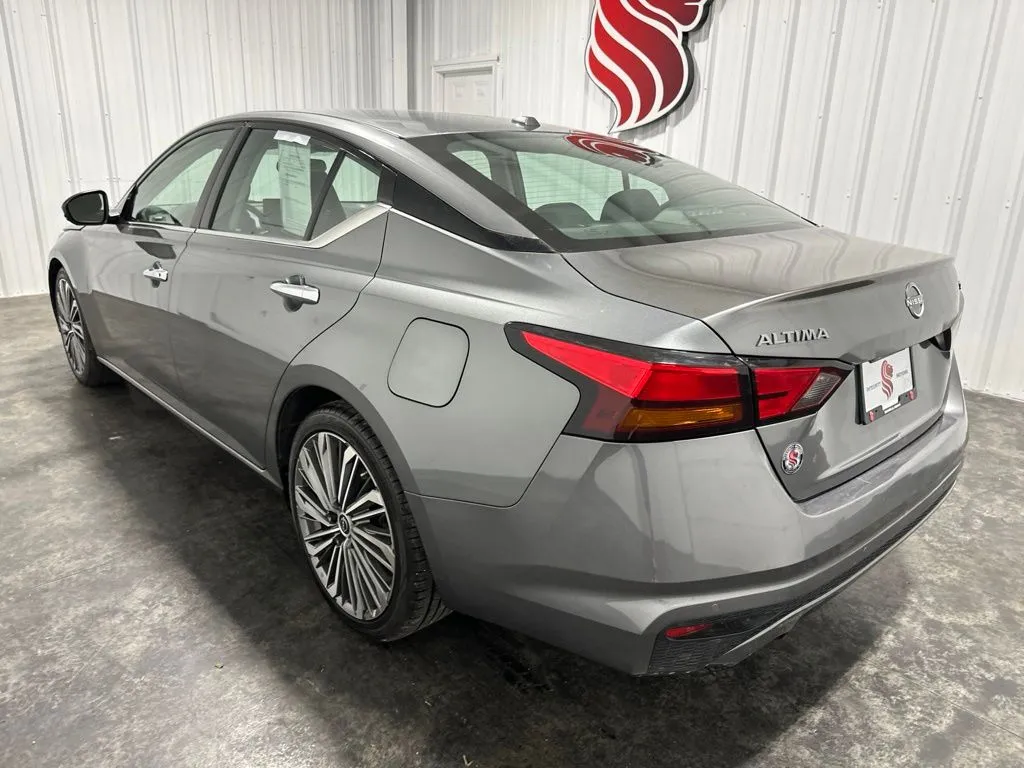 Nissan Altima photo 8