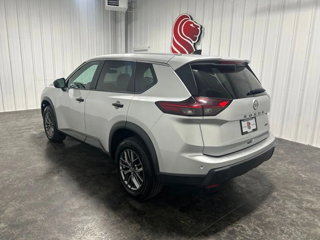 Nissan Rogue photo 2