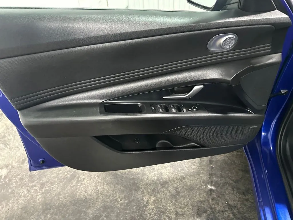 Hyundai Elantra photo 10