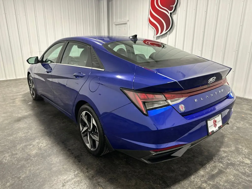 Hyundai Elantra photo 8