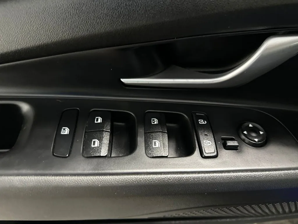 Hyundai Elantra photo 12