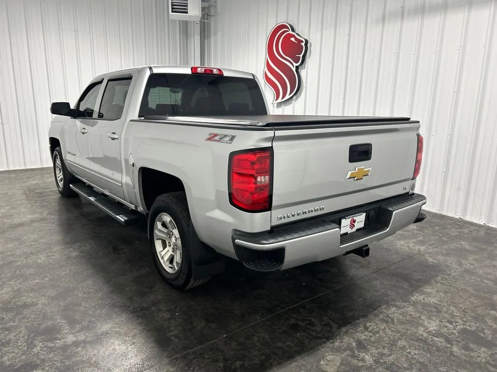 Chevrolet Silverado photo 2