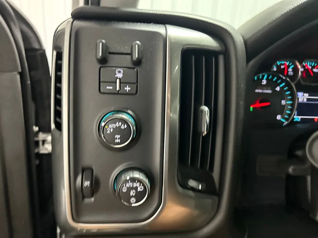Chevrolet Silverado photo 24