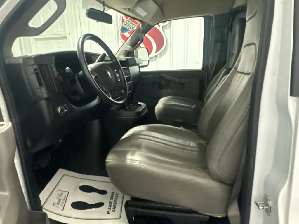 Chevrolet Express photo 11