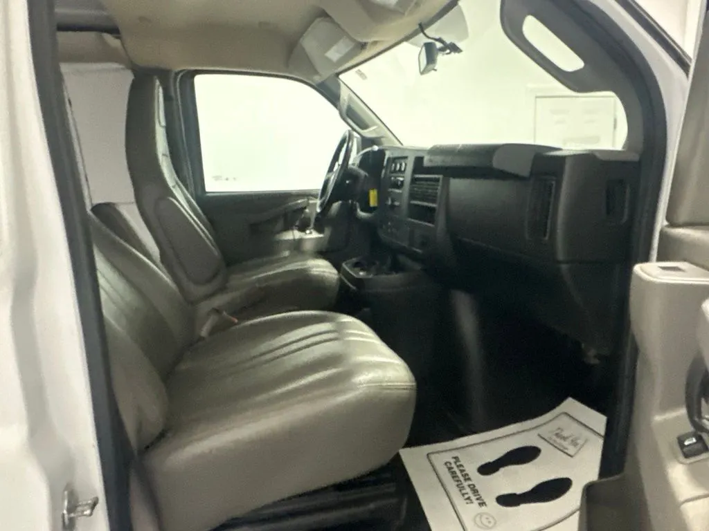 Chevrolet Express photo 21