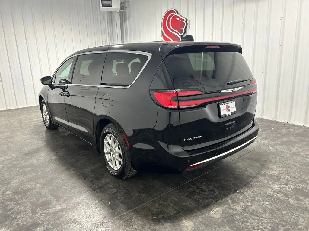 Chrysler Pacifica photo 2